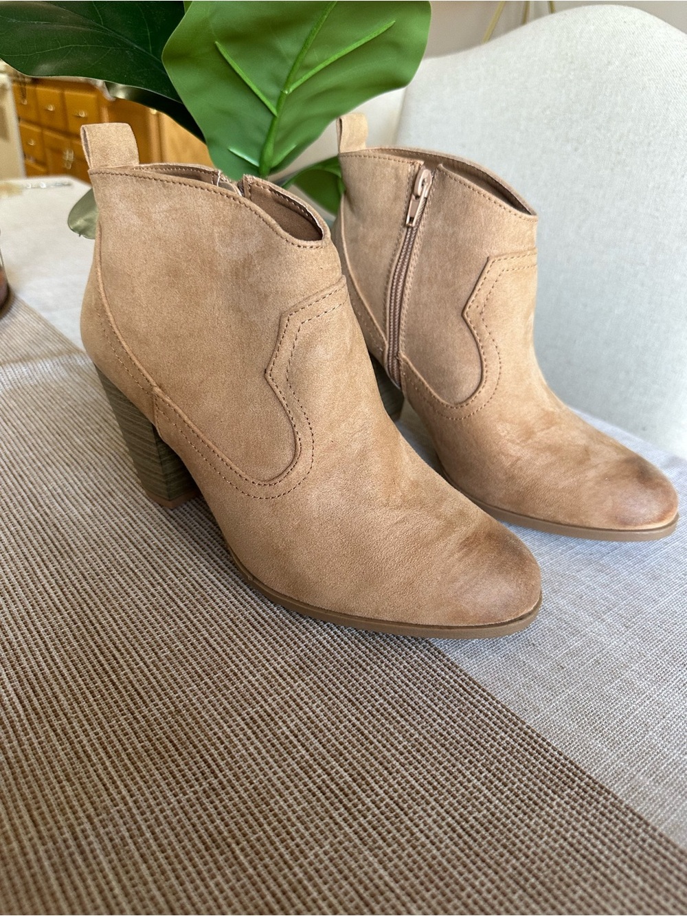 Cupid Sz 8 Suede Ankle Booties in Tan New